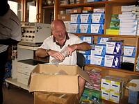 in de winkel vindt hij voor een prikkie veel bruikbare chirurgische apparatuur