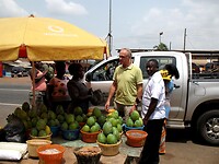 Gert wil fruit kopen bij stalletjes langs de weg