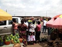 het wordt een geweldig gevecht met alle fruitverkoopsters