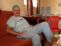Adriaan rust even uit tussen 2 operaties