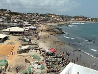 locale vissers meren aan op het strand