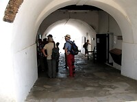 in kerkers onder het fort verbleven de slaven
