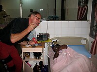 Gert demonstreert een kind bellenblazen