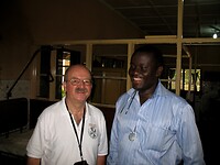 Adriaan met dokter Brobbey, hij neemt het nu over