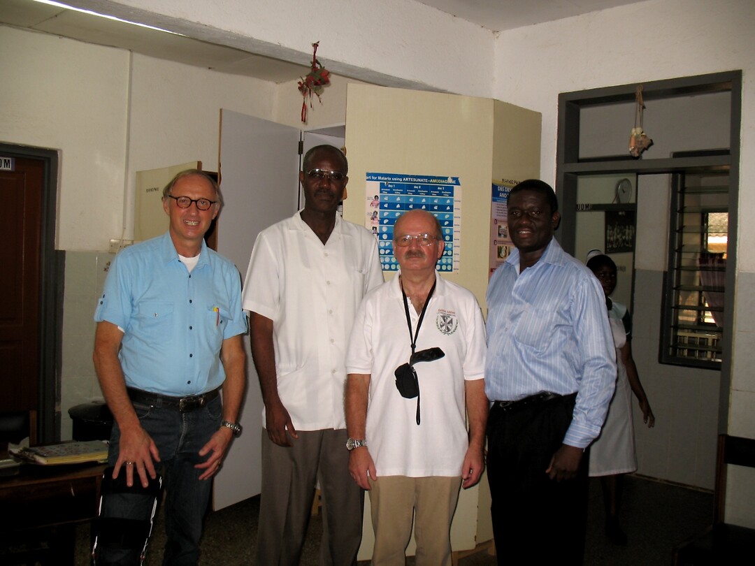 Gert, dokter Amuzu, Adriaan en dokter Brobbey bij het afscheid