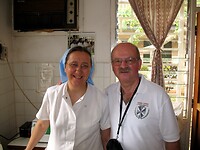 Adriaan met zuster Marchelina van het laboratorium
