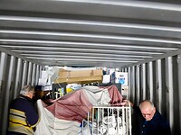 Emiel en Quirin stouwen de container vol