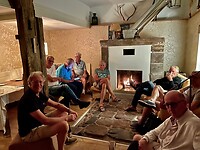 gezellig natafelen bij de open haard op de laatste avond