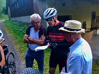 Cees Z. en Sjef krijgen van Dirk nog de laatste aanwijzingen voor de koffiestop