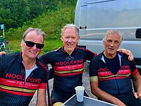 Piet temidden van de fietsvrienden Paul en Cees A. aan de koffie
