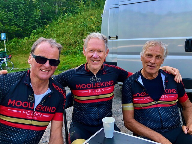 Piet temidden van de fietsvrienden Paul en Cees A. aan de koffie