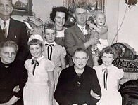 Opa en oma Langhout staan links op de foto