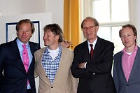 Ben Smalbraak tussen zijn zoons Janus, Hermen en Bernard