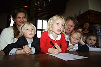 Judith tekent de trouwakte van haar ouders