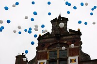 Ballonnen worden losgelaten en vliegen Klundert uit