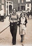 Alie Langhout met haar jongste zuster Marijtje