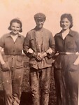 Arie Langhout met zijn 2 dochters Alie en Anna