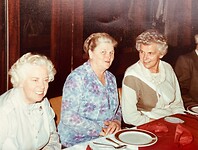 Annie van Klaveren en Rie Bos, de beste vriendinnen van Alie Langhout