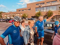 Gert, Cora, Anke, Cees S. en Sjef luisteren naar de aanmoedigingen van voorzitter Piet Groen