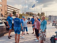Mijke heeft voor de reizigers een "houtje-om-op-te-bijten" meegenomen
