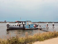 de gratis voetveer in Maassluis over de Nieuwe Waterweg ligt voor ons klaar