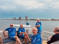 we genieten van het uitzicht op Maassluis, maar kijken ook met zorg naar de regenluchten