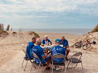 we lunchen op de Brouwersdam met uitzicht op zee