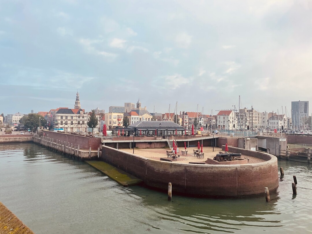vanaf het Monument heb je een mooi uitzicht over Vlissingen en de kanonnen op het Rondeel