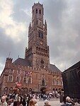 De halle met de 83 meter hoge belfort (klokkentoren)