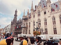de Markt in Brugge heeft veel monumenten, hier het Provinciaal Hof