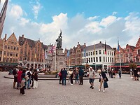 in het hart van de historische binnenstad staan beelden van 2 helden uit de Guldensporenslag