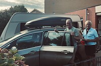 Cees A en Paul monteren de dakkoffer op de auto van Gert