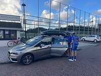 de laatste aanwijzingen worden aan begeleider Sjef gegeven