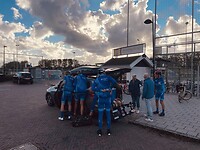 het is fris, het waait flink en de lucht is dreigend bij het vertrek in Noordwijk