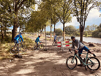 we fietsen veel kilometers langs het Wilhelmina Kanaal, maar hier is het fietspad opgebroken