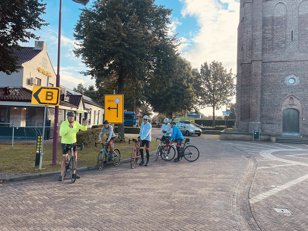 Cees Z is vandaag de wegkapitein en kwijt zich goed van zijn taak
