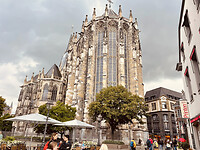 de Dom van Aken is zo groot, dat hij moeilijk te fotograven is van dichtbij