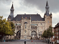 een imposant plein Katschhof verbindt het stadhuis met de kathedraal van Aken