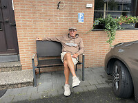 na het "kwartier maken" wacht Gert voor Pension Brunnenhof op de aankomst van de fietsen