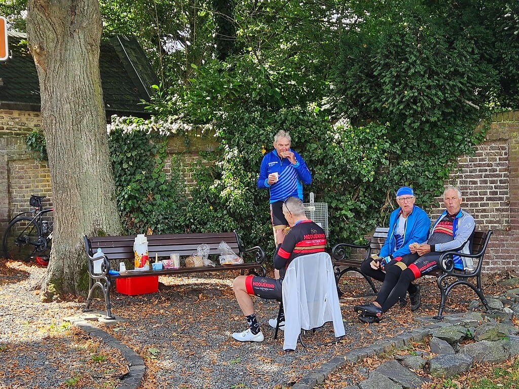 gezellig in een kring genieten we van de lunch, de zon breekt net door