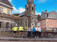 in Monschau zet een Belgische E-biker ons op de foto op de brug over de Ruhr