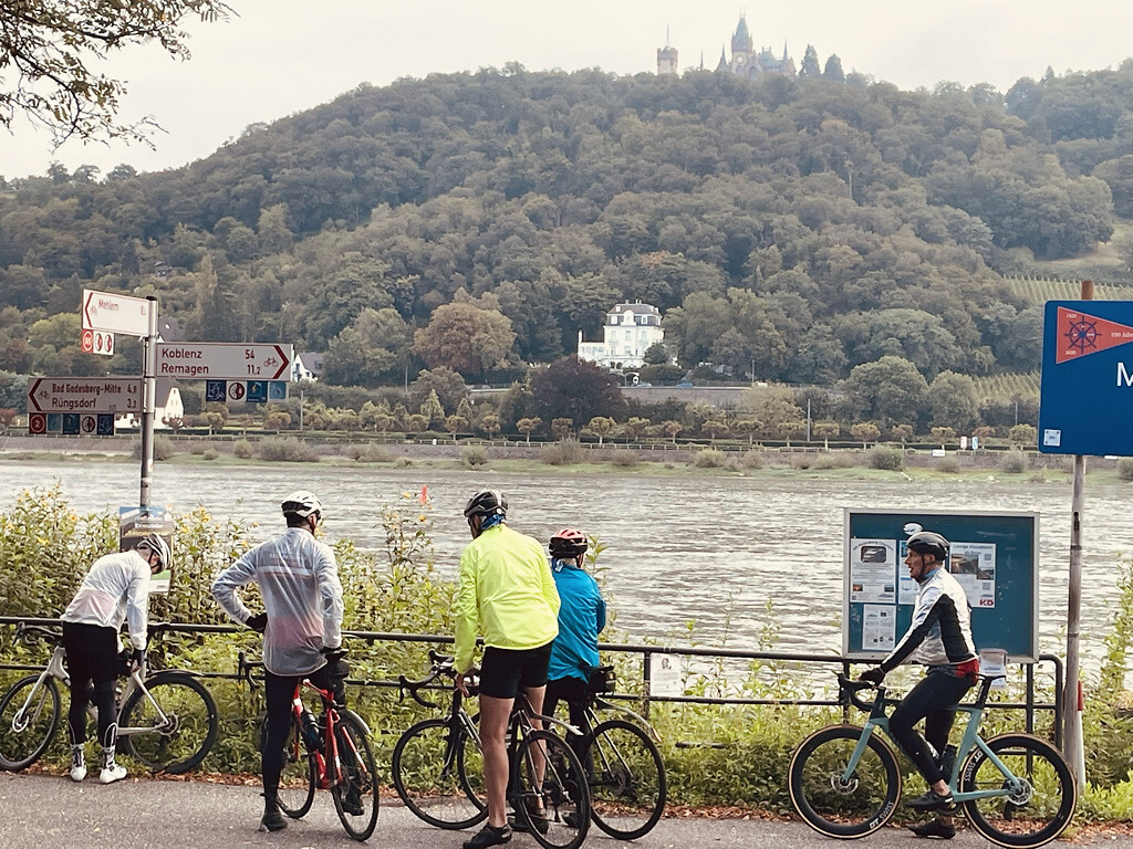 we hebben hier mooi uitzicht op het sprookjes-kasteel Drachenburg
