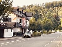 de volgwagen staat netjes geparkeerd voor Hotel Mester in Oedingen