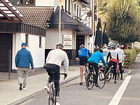 hier komen de fietsers aan in Oedingen na 145 km en 1474 hoogtemeters