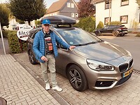 Sjef onze begeleider voor de volgwagen, wachtend op de fietsers