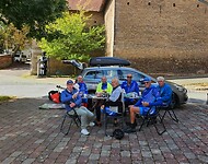 gezellig lunchen op een dorpspleintje in Lengefeld