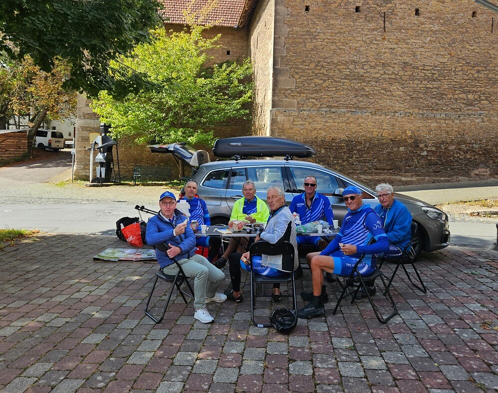gezellig lunchen op een dorpspleintje in Lengefeld