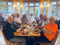 we eten weer een schnitzel, die zo groot is dat hij over het bord heen hangt