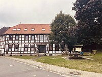 de lunch gebruiken we bij een fonteintje in het rustige dorpje Lüthorst