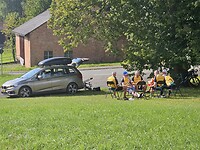 bij een witte kapel in Eilversum drinken we onze cola